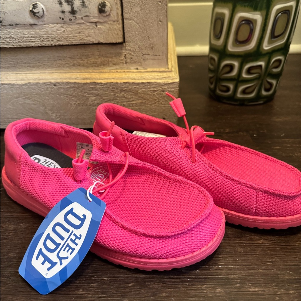 Never worn pink Hey Dudes new with tags